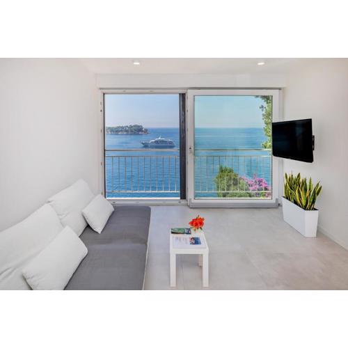 Elegant Seafront Stay - Villa Mila