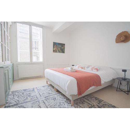 Elegant & Spacious Apartment - Steps from Cathedral