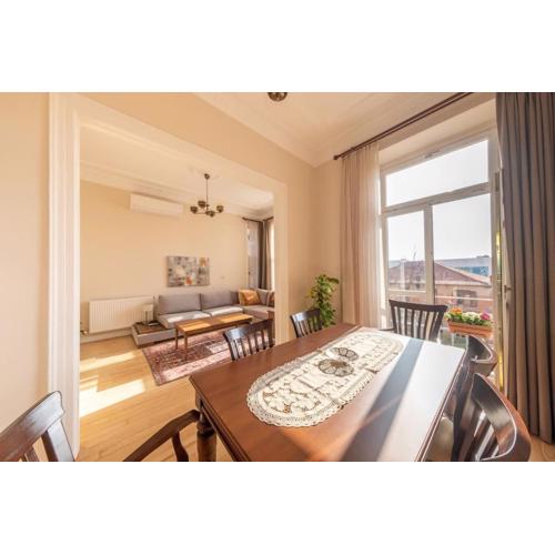 Elegant, spacious, quiet 3br near historic center