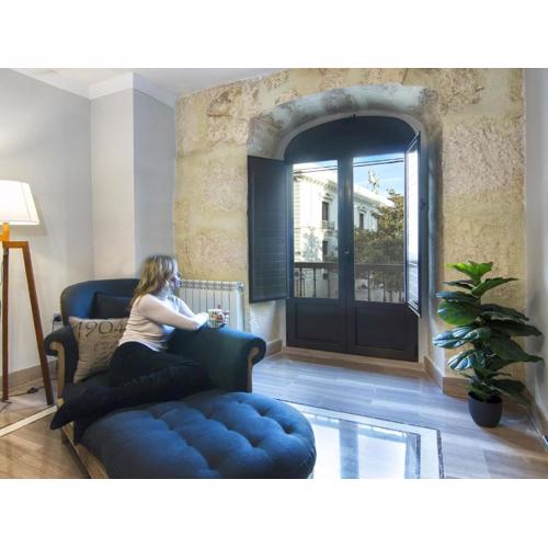 Elegant Town Hall Apartment with views