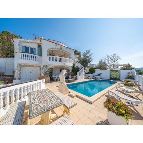 Elegant villa for 8 people