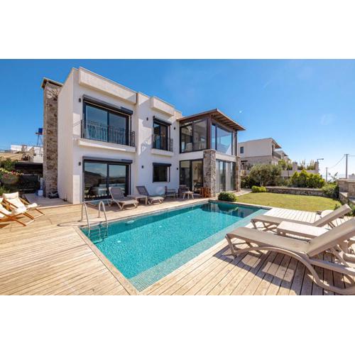 Elegant Villa Private Pool & Stunning Views