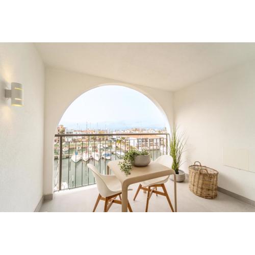 Elegante Estudio Frente al Canal con Terraza