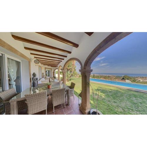 Elegante Villa con Espectaculares Vistas al Mediterraneo