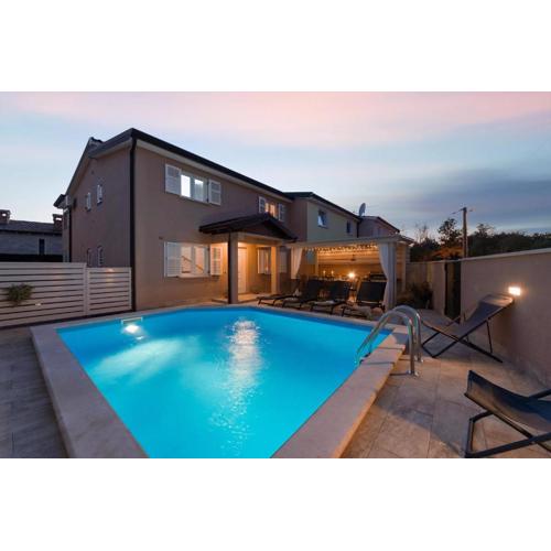 Elegantes Familienhaus Mit Privatem Pool