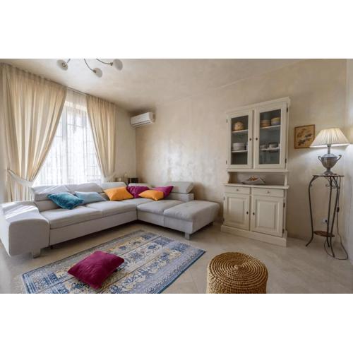 Elly House Monopoli
