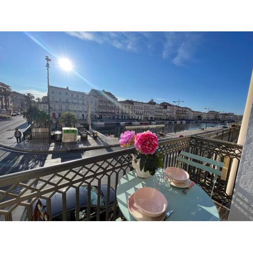 Emplacement rare élégant appartement avec balcon sur le Canal Royal