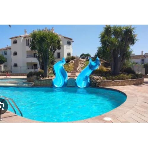 En Denia, urbanización el palmar con piscina, toboganes y chiringuito