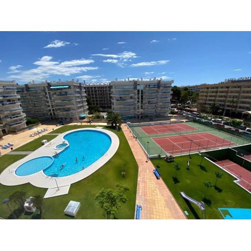 En el centro de Salou, Playa , Pádel , tenis y piscina, complejo LARIMAR