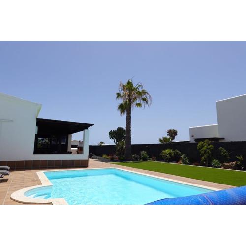 Endearing Lanzarote Villa Villa Dorada 3 Bedrooms Private Pool Sun Terrace Hot Tub Playa Blanca