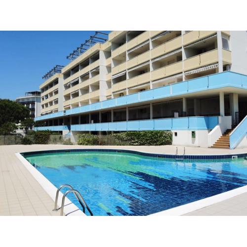 Enjoy the beach breeze in our colorful flat