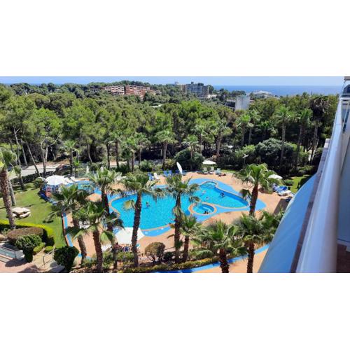 Enjoy the swimming pool and relax in Cap Salou
