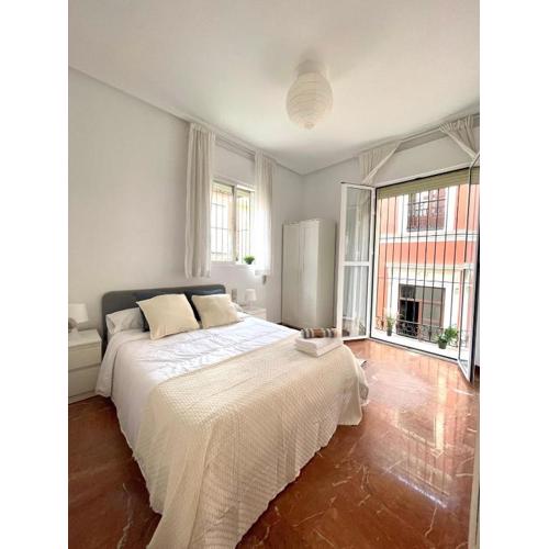 Enorme y Luminoso Apartamento para 13 personas con balcones en el corazón de Sevilla