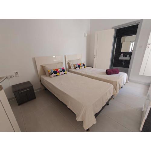Ensuite Twin Room with Laundry in Pembroke