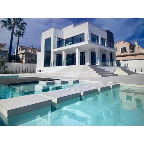 Esta exclusiva villa está situada en Torrevieja