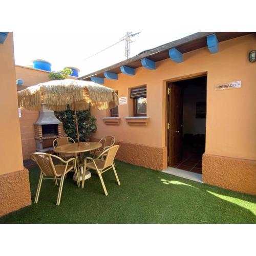 Estudio con jardincito privado barbacoa y piscina