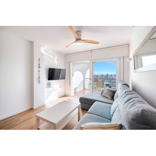 Estudio moderno con terraza y vistas al Mar