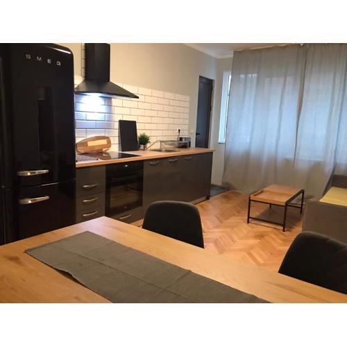 EU metro station, City Center, lovely 3-bedroom apartment, free parking