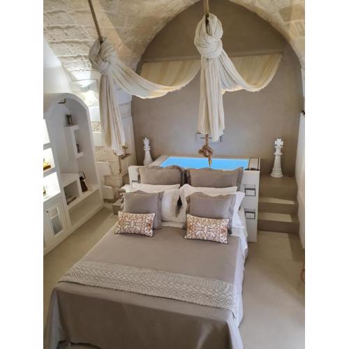 Eurydice Suite with Infinity Jacuzzi