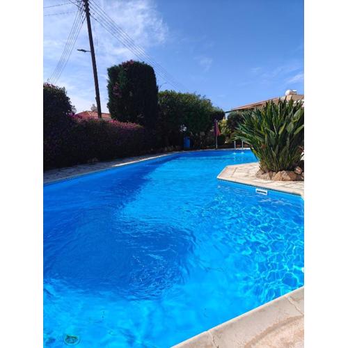 Eva Gardens corner house with stunning garden and huge swimming pool next to CORAL BAY