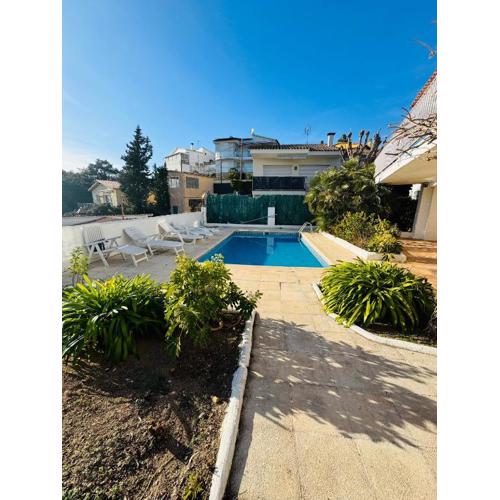 Exclusiva casa con vistas despejadas al mar y piscina privada