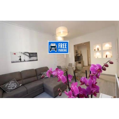 Exclusive Apt Really Downtown - FREE PRIVATE PARKING Included!
