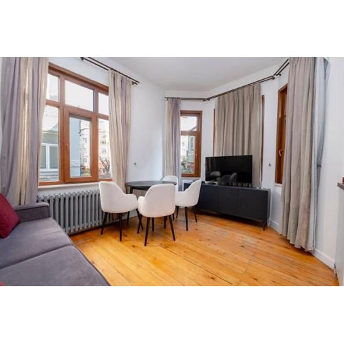 Exclusive House with 2 Apartments including 4 Bedrooms and 4 Bathrooms in Total