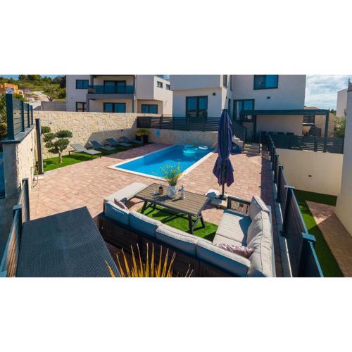 Exclusive New House w private pool