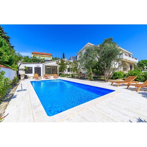 Exclusive Pool Escape Near Sea - Happy Rentals