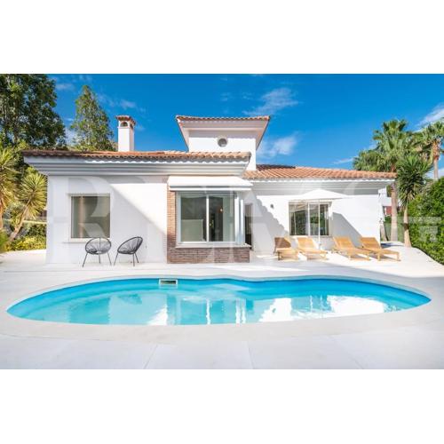 Exclusive poolside villa with cine & BBQ by REMS