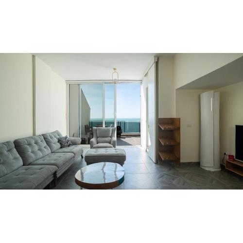 Exclusive Seafront Duplex with Jacuzzi