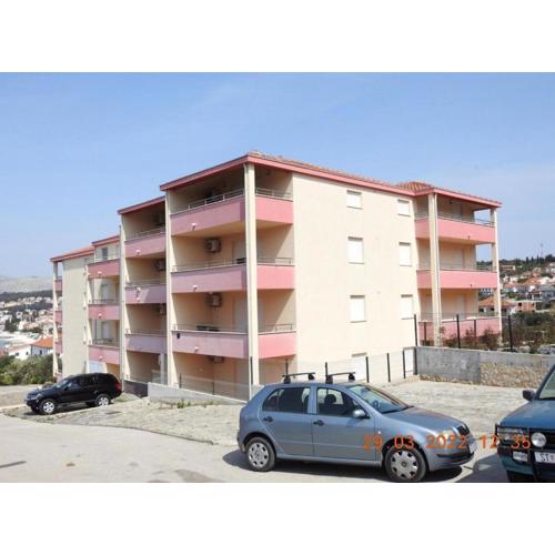 Expansive Ciovo Apartment with Sea-Views, Balcony and Outdoor Dining