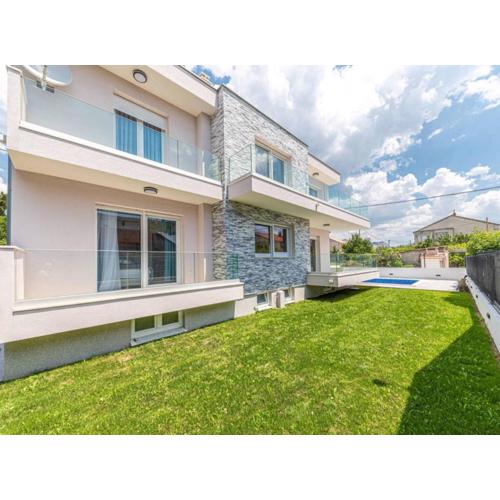 Expansive Retreat with Private Pool & BBQ, Near the Beach