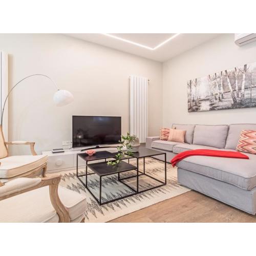 Experience the best of Madrid! Gran Vía Apartment for 6, comfort and style in the heart of Chueca III