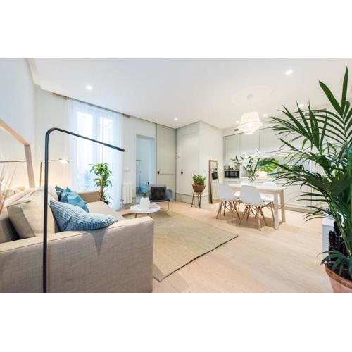 Explore Madrid from a warm apartment with patio at a newly refurbished manorial building