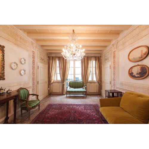 Explore Venice from a Sophisticated Hideaway in San Polo