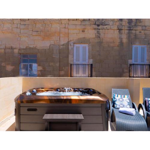 Exquisite 3-bedroom Duplex Penthouse with Jacuzzi in Valletta Centre