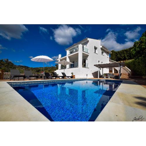 Exquisite and Modern villa near beach with Heated pool!
