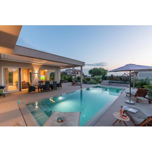 Exquisite Villa mit Panoramablick aufs Meer, Salzwasserpool mit Gegenstromanlage, BBQ
