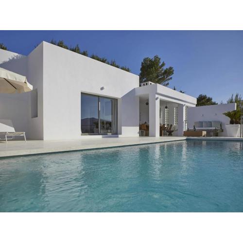 Exquisite villa with parking space