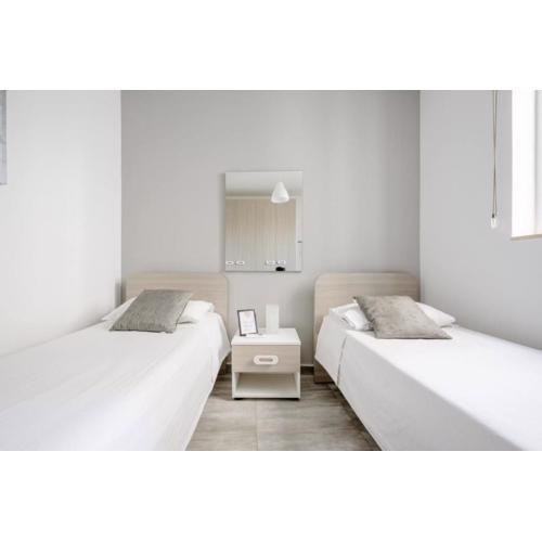 F12 Room 2, Private Room two single beds privated bathroom in shared Flat