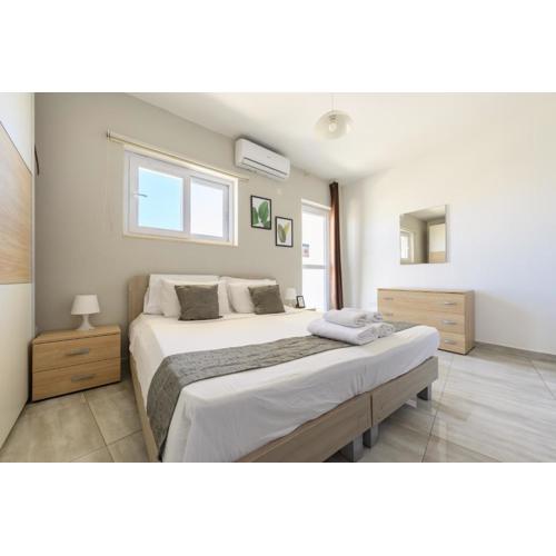 F4 Room 1, Private Double room with private bathroom and balcony