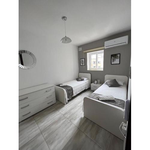 F4 Room 3, Private Room two single beds shared bathroom