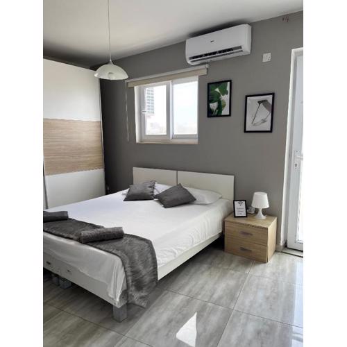 F5 Room 1, Private Double room with private bathroom and balcony in shared Flat