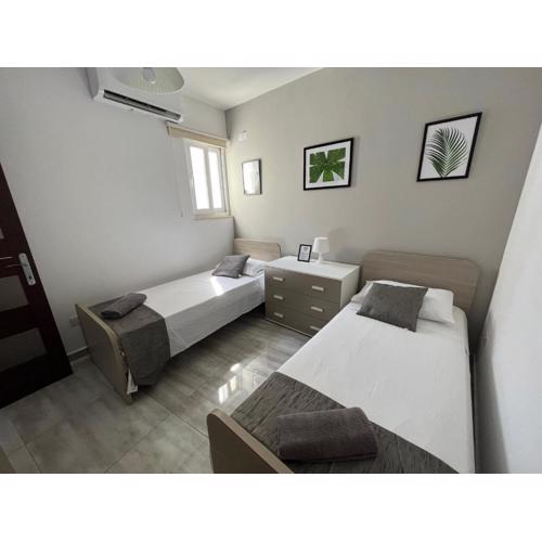 F6 Room 2, Private Room two single beds shared bathroom in shared Flat