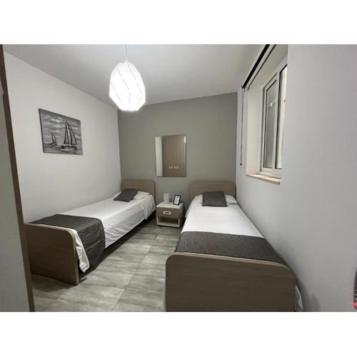 F7 Room 2, Private Bedroom two single beds shared bathroom in shared Flat
