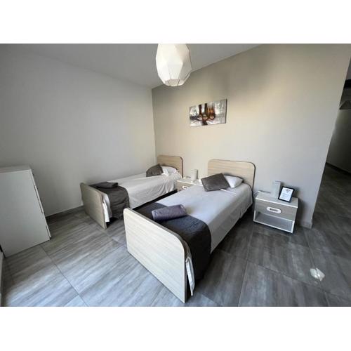 F7 Room 3, Private Bedroom two single beds shared bathroom in shared Flat