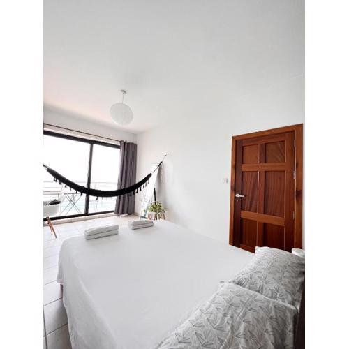 F8 1 Seaview room, Living and bathroom shared , StJulians