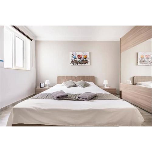 F8 Room 1, Private Double room with private bathroom in shared Flat