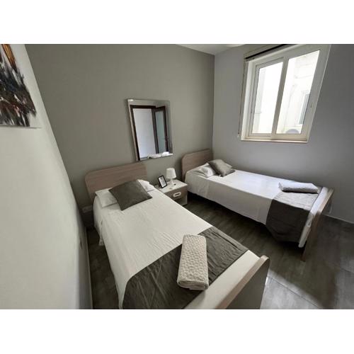 F8 Room 2, Private Room two single beds shared bathroom in shared Flat